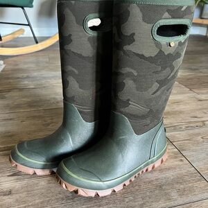 Bogs Camo Waterproof Winter Boots-Youth Big Kid 4-4.5/Women’s 6 - Like New